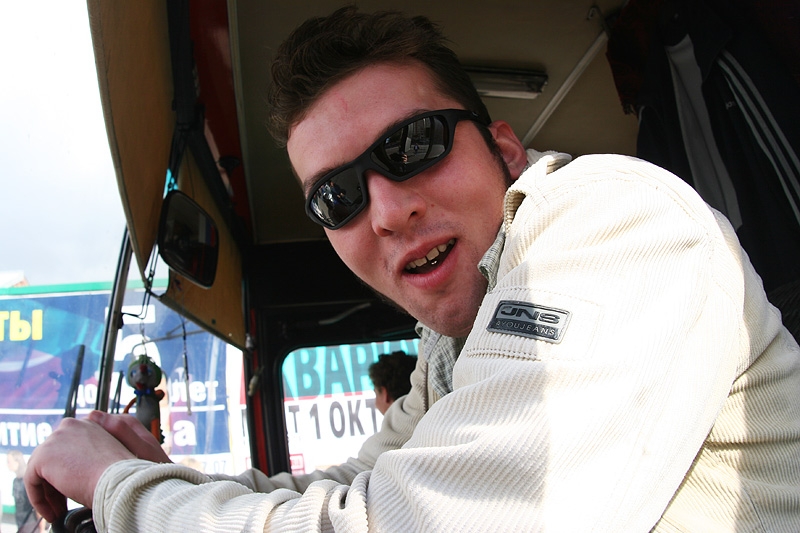 Таксист в роли водителя автобуса