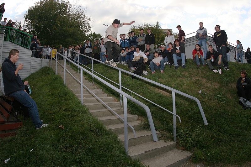 Женя Леонов