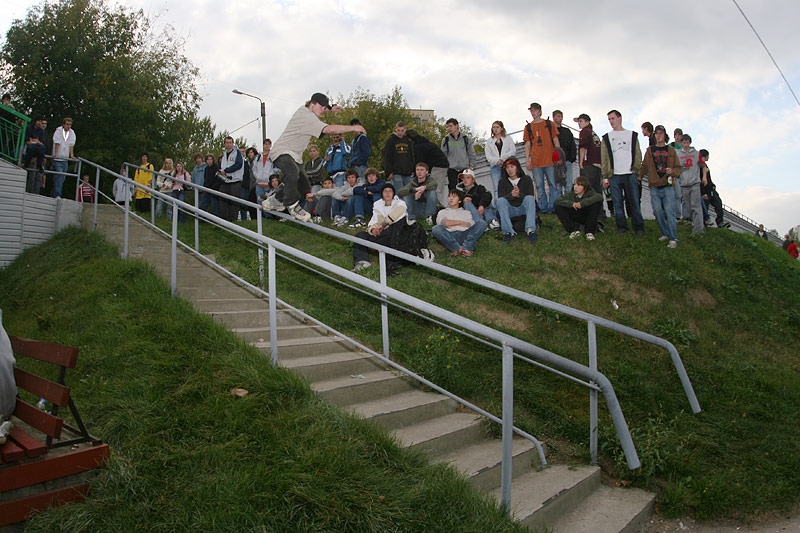 Женя Леонов