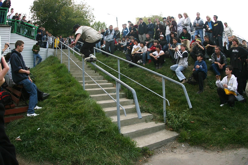 Женя Леонов