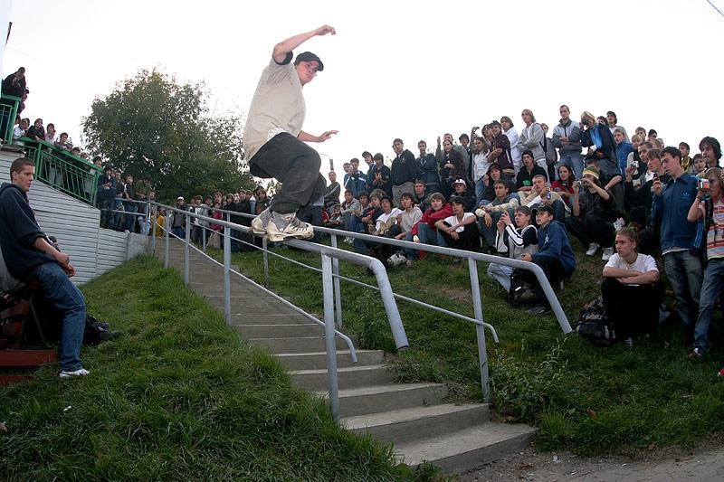 Женя Леонов