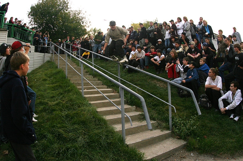 Женя Леонов