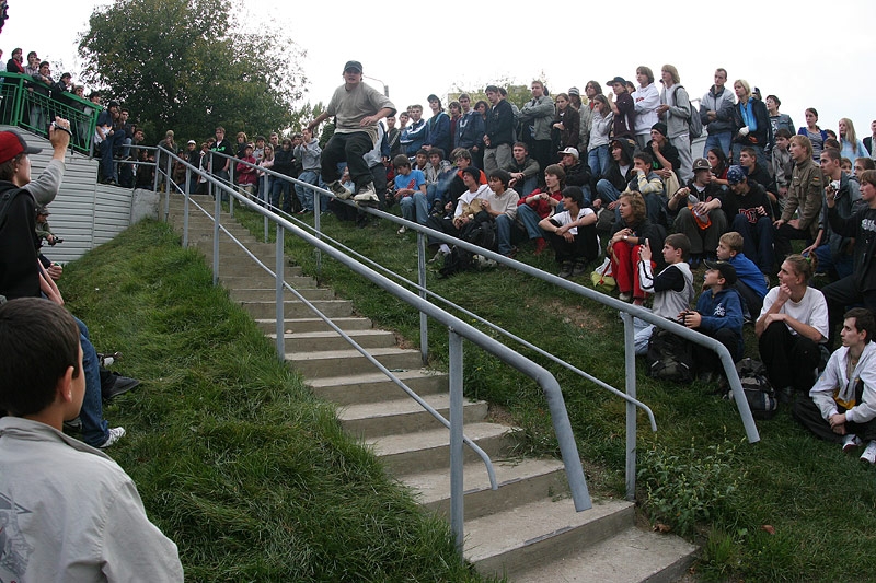 Женя Леонов