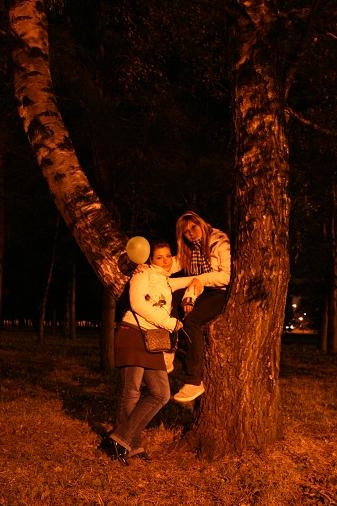 с Каринкой на дереве