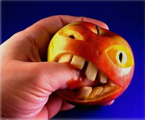 яблоко ест руку