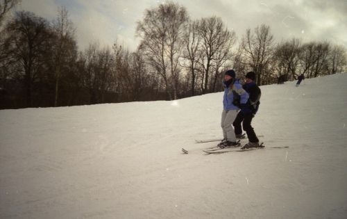 меня учат кататься на лыжах