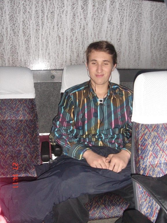 что это чудовище делает там своими руками???????