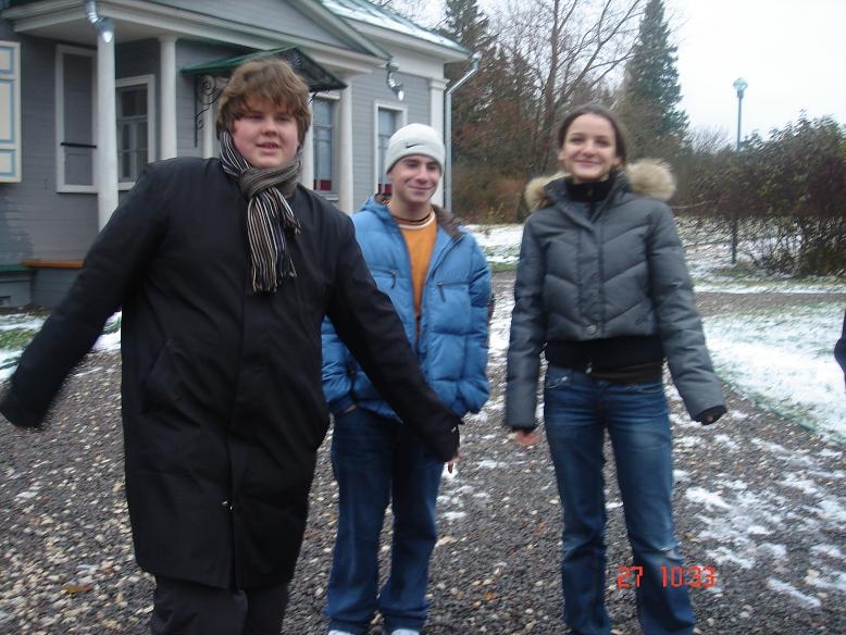 большой такой...чёрный воробушк..и ещё два....чумбрика =)