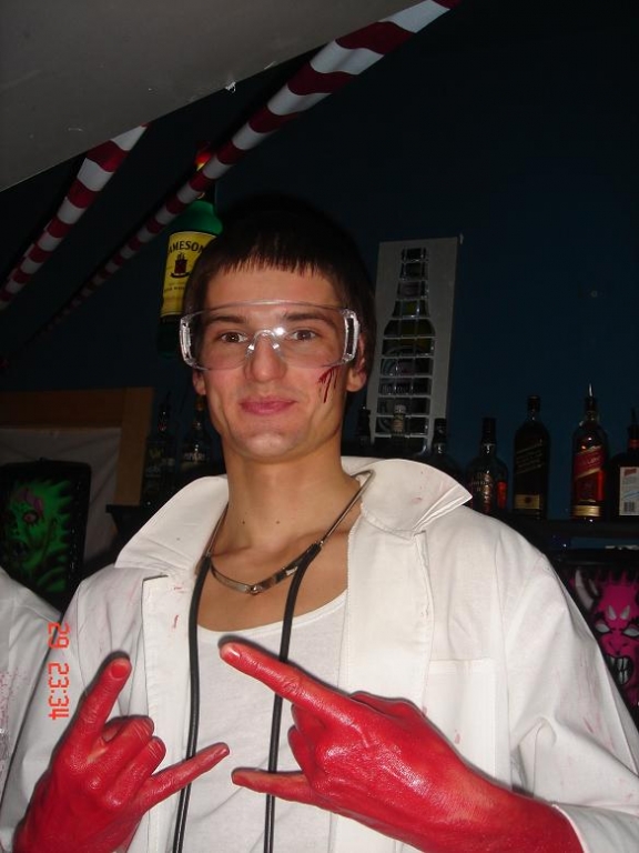 персонал в инфинити был весь в крови...чем это они интересно занимались...своими ручонками....??????