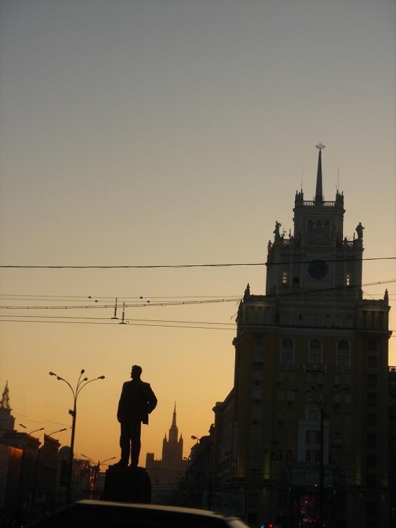 памятник....не помню кому там