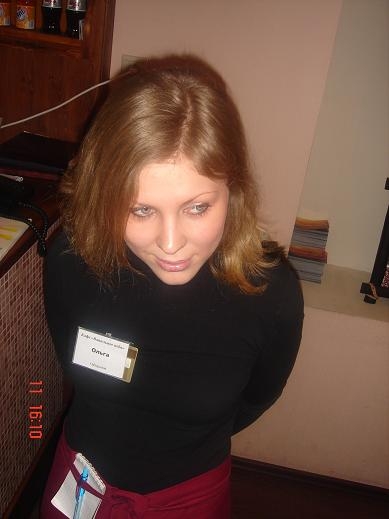 офицантка...работает в мамином кафе..мне нравится...;)