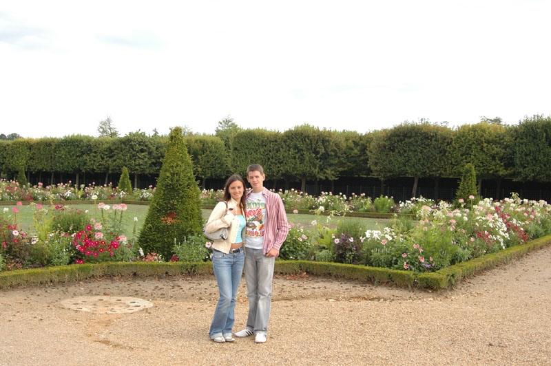 я стою с сестрой)