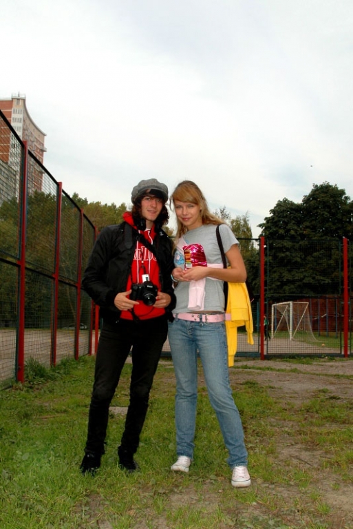 Оля в Шортах и я с конфетками