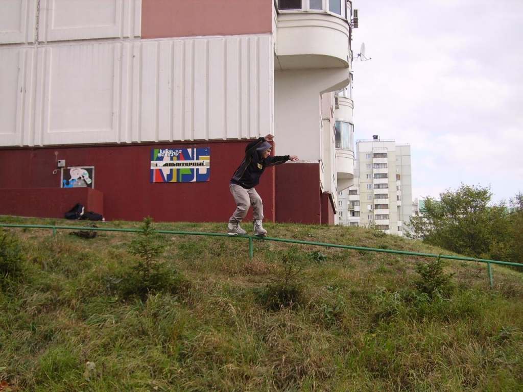 Сзади дома!