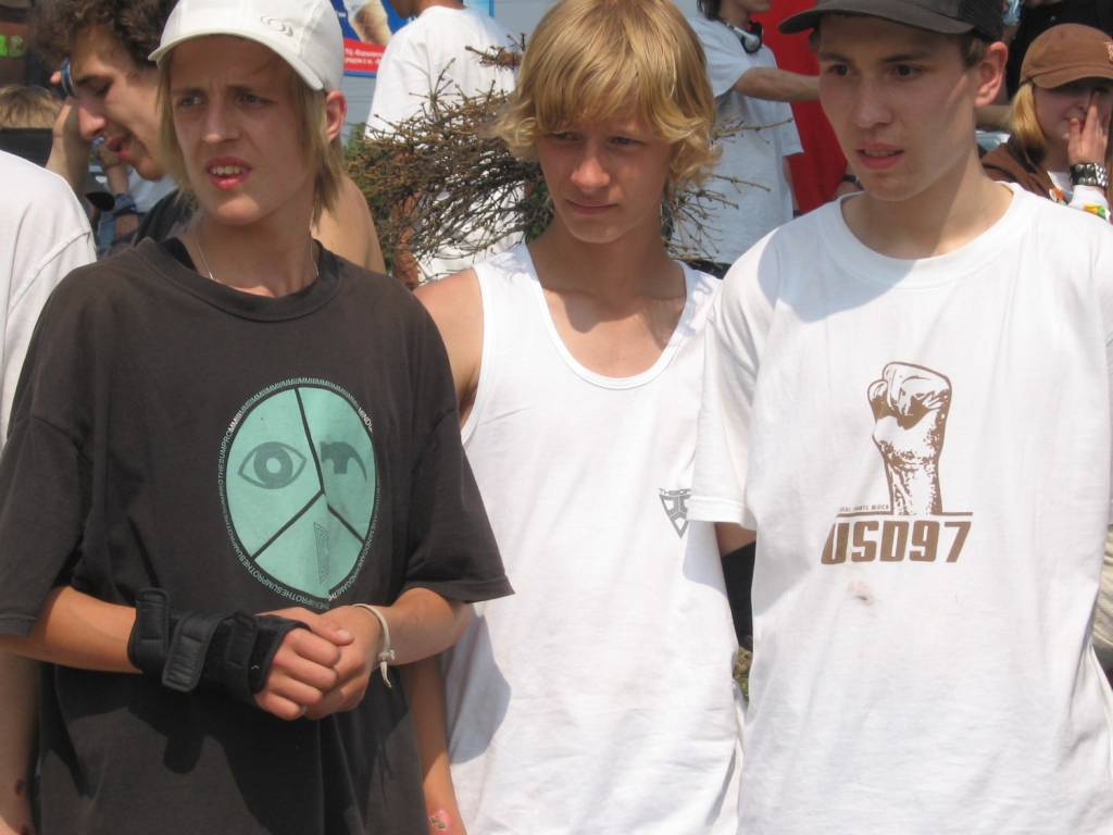 два блондина и брюнет