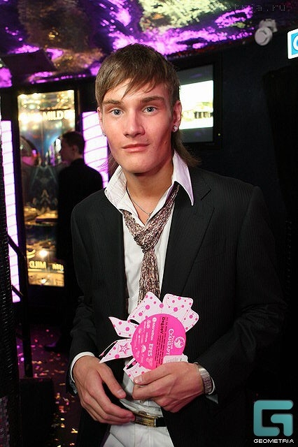 Поленом Ударили