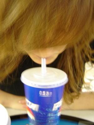 Пьет отраву