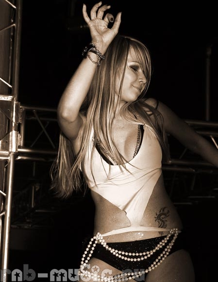 Танцует Анжела))