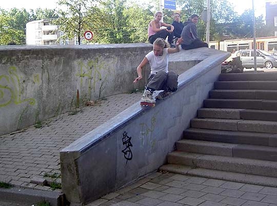 девка на ролах..