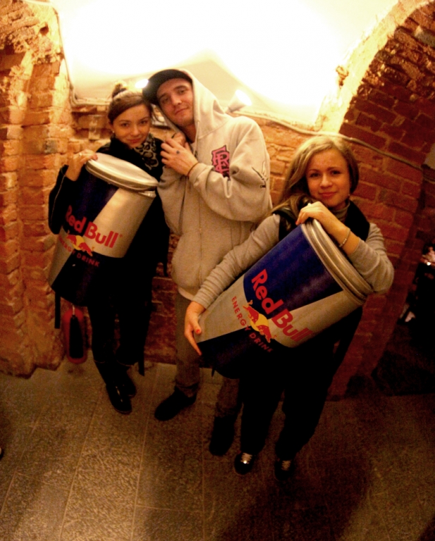 Руслан Сульдин с подругами из Red Bull.